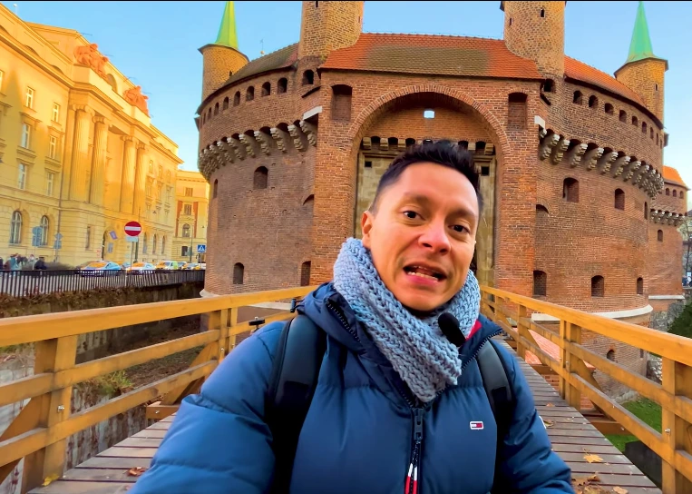 Guía local frente a la Barbacana de Cracovia en el recorrido de 1 día
