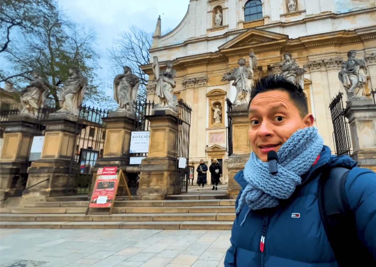 Guía mostrando la Iglesia de San Pedro y San Pablo en la ruta por Cracovia en 1 día