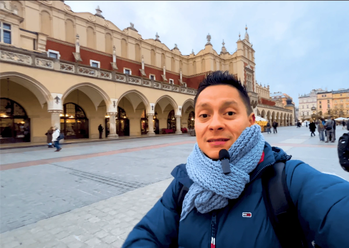 Guía en la Plaza del Mercado de Cracovia explicando la historia del Rynek Główny