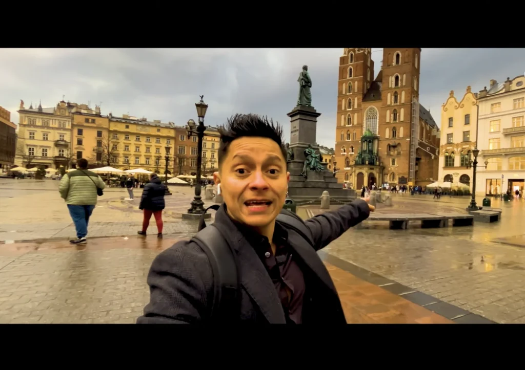 Foto turística de la Plaza del Mercado de Cracovia con St. Mary’s Basilica y la Lonja de los Paños.