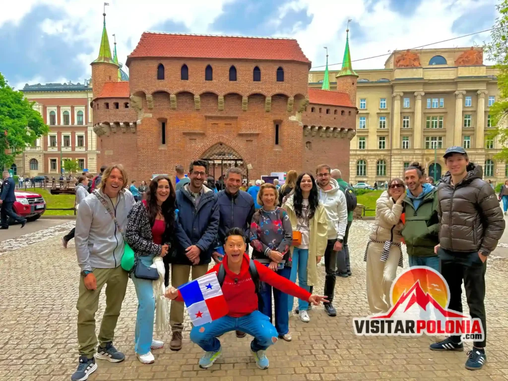 Free walking tour en Cracovia en español con turistas recorriendo el casco histórico junto a un guía local certificado  