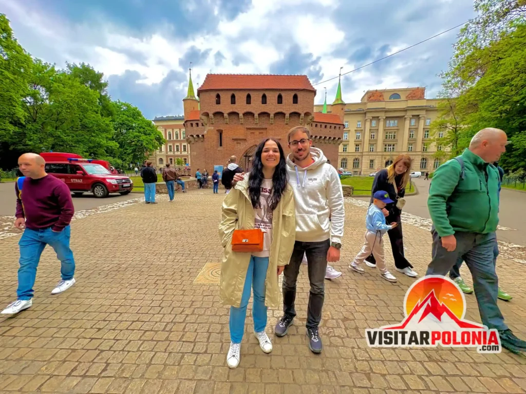 Turistas españoles realizando un free walking tour en Cracovia en español por el casco histórico junto a un guía local