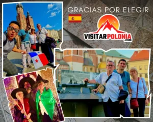 Familia española recorriendo el casco histórico de Cracovia durante una experiencia guiada, con el guía explicando historia y leyendas locales.