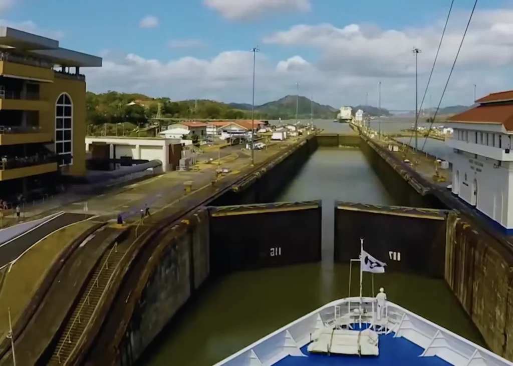 Barco entrando a las esclusas del Canal de Panamá durante un cruce parcial