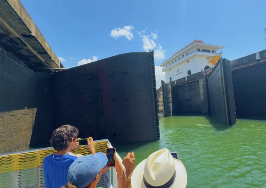 Compuertas del Canal de Panamá abriéndose durante el proceso de cruce de un barco