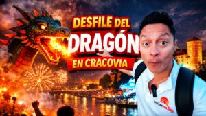 Dragón gigante iluminado durante el Desfile del Dragón de Cracovia junto al río Vístula