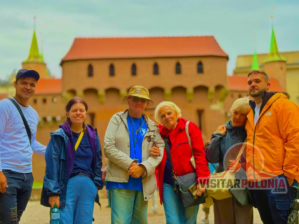 Grupo de turistas en Cracovia durante el recorrido del 10 de junio de 2026 frente a lugares históricos de la ciudad.