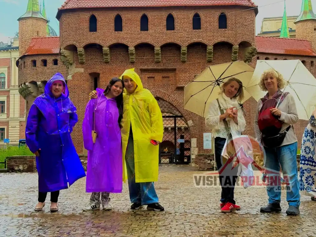 Grupo de viajeros recorriendo Cracovia el 22 de junio de 2026 durante un tour histórico bajo la lluvia