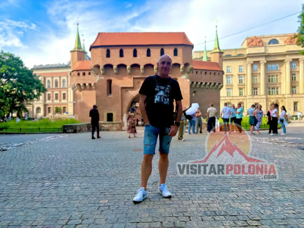 Parejas de Barcelona y Perú durante el recorrido vespertino por el casco histórico de Cracovia el 23 de junio de 2026