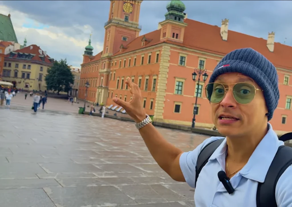 Kesil explicando la historia del Castillo Real de Varsovia