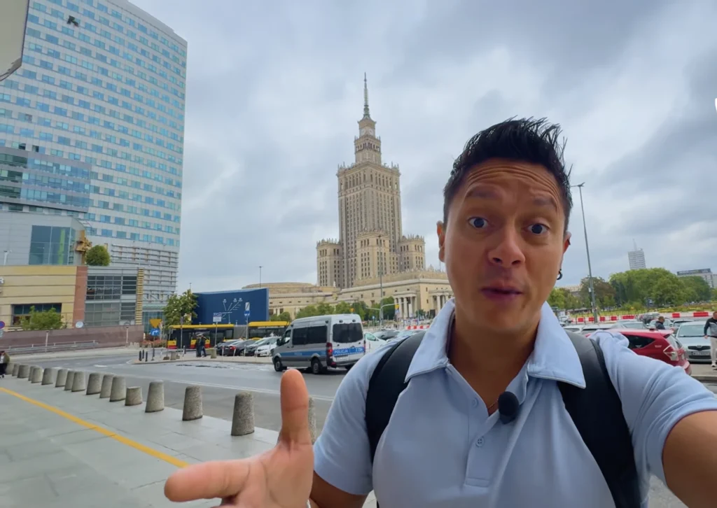 Kesil mostrando el Palacio de la Cultura, edificio icónico de Varsovia