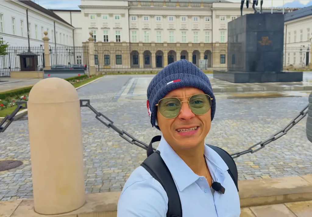 Kesil explicando la historia del Palacio Presidencial en la Ruta Real de Varsovia