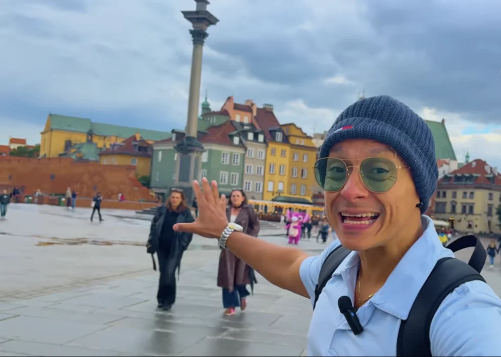 Kesil frente a la Columna de Segismundo en la Plaza del Castillo de Varsovia