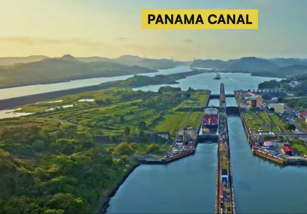 Vista aérea del lago Gatún en el Canal de Panamá, parte esencial del sistema de esclusas