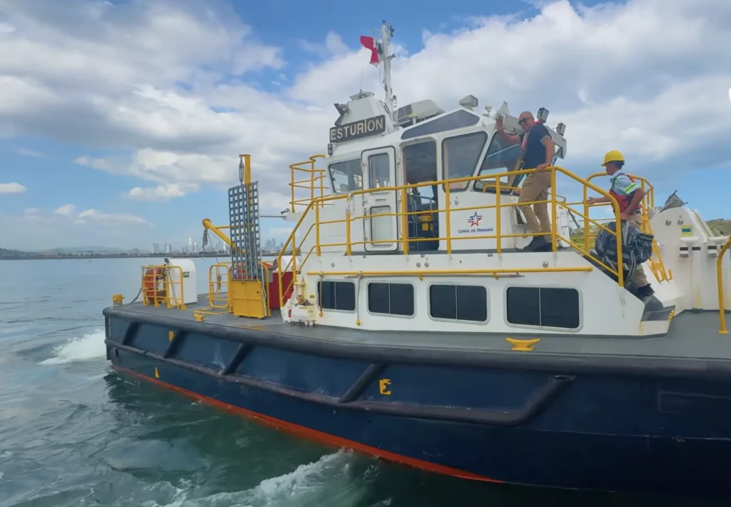Lancha recogiendo al piloto oficial del Canal de Panamá al finalizar el cruce