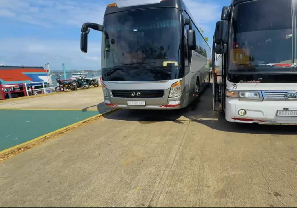Llegada a Isla Perico con los buses de salida para iniciar el tour por el Canal de Panamá