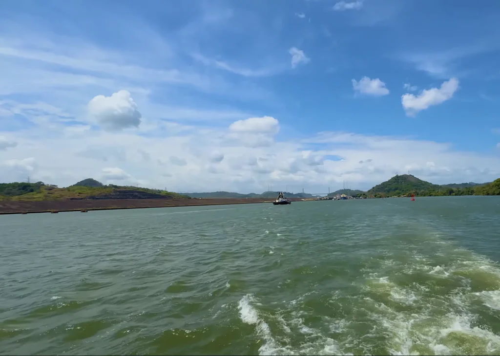 Vista desde la embarcación durante el tour por el Canal de Panamá navegando hacia las esclusas