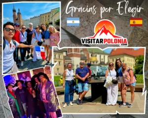 Dos grupos de Argentina y España recorriendo el casco histórico de Cracovia la mañana del 14 de julio de 2026