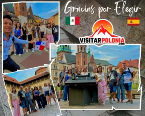 Grupo de viajeros de México y España recorriendo el casco histórico de Cracovia la tarde del 17 de julio de 2026