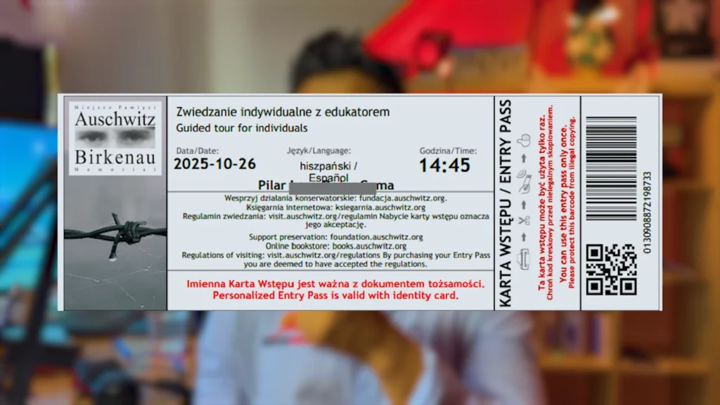 Ejemplo de ticket oficial de Auschwitz con código QR y código de barras.
