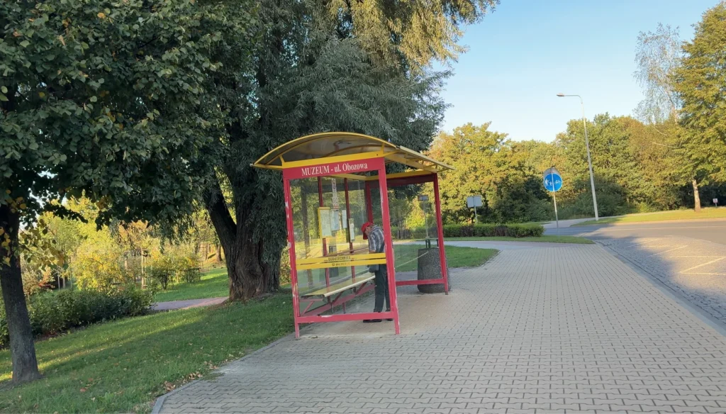 Parada Muzeum ulica Oświęcimska Obozowa frente al Museo de Auschwitz