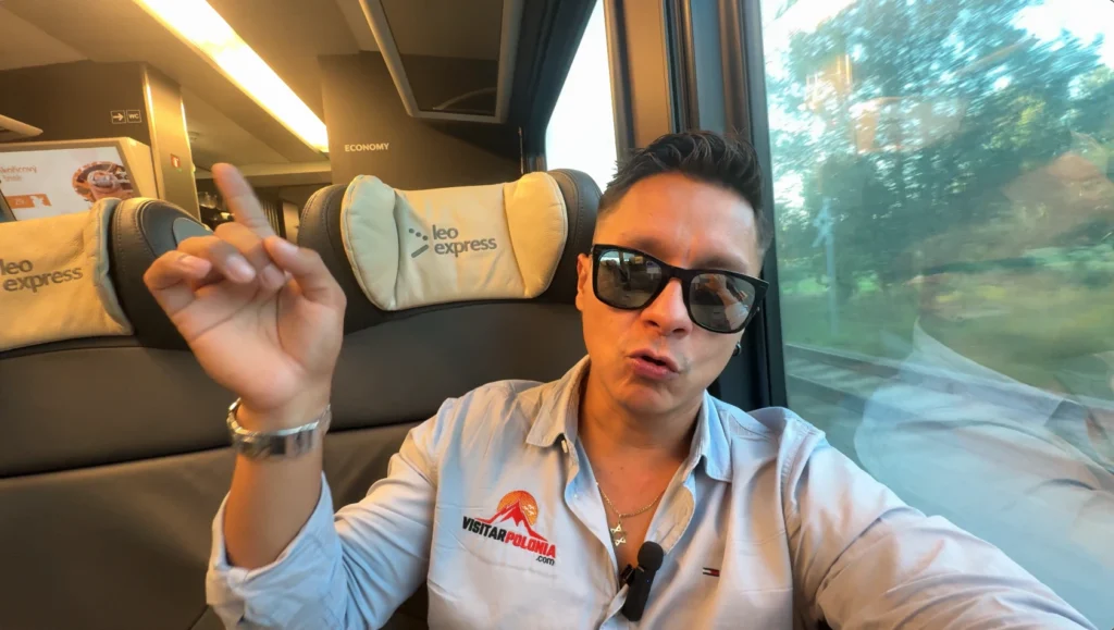 Kesil González dentro del tren Leo Express entre Oświęcim y Cracovia