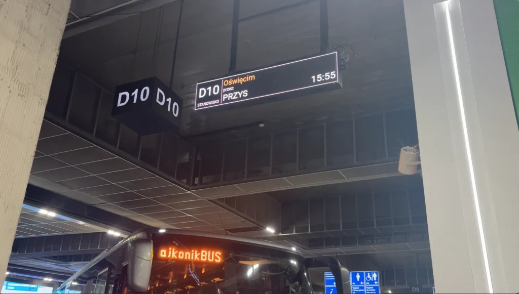 Panel del stanowisko 10 con destino Oświęcim en la estación MDA